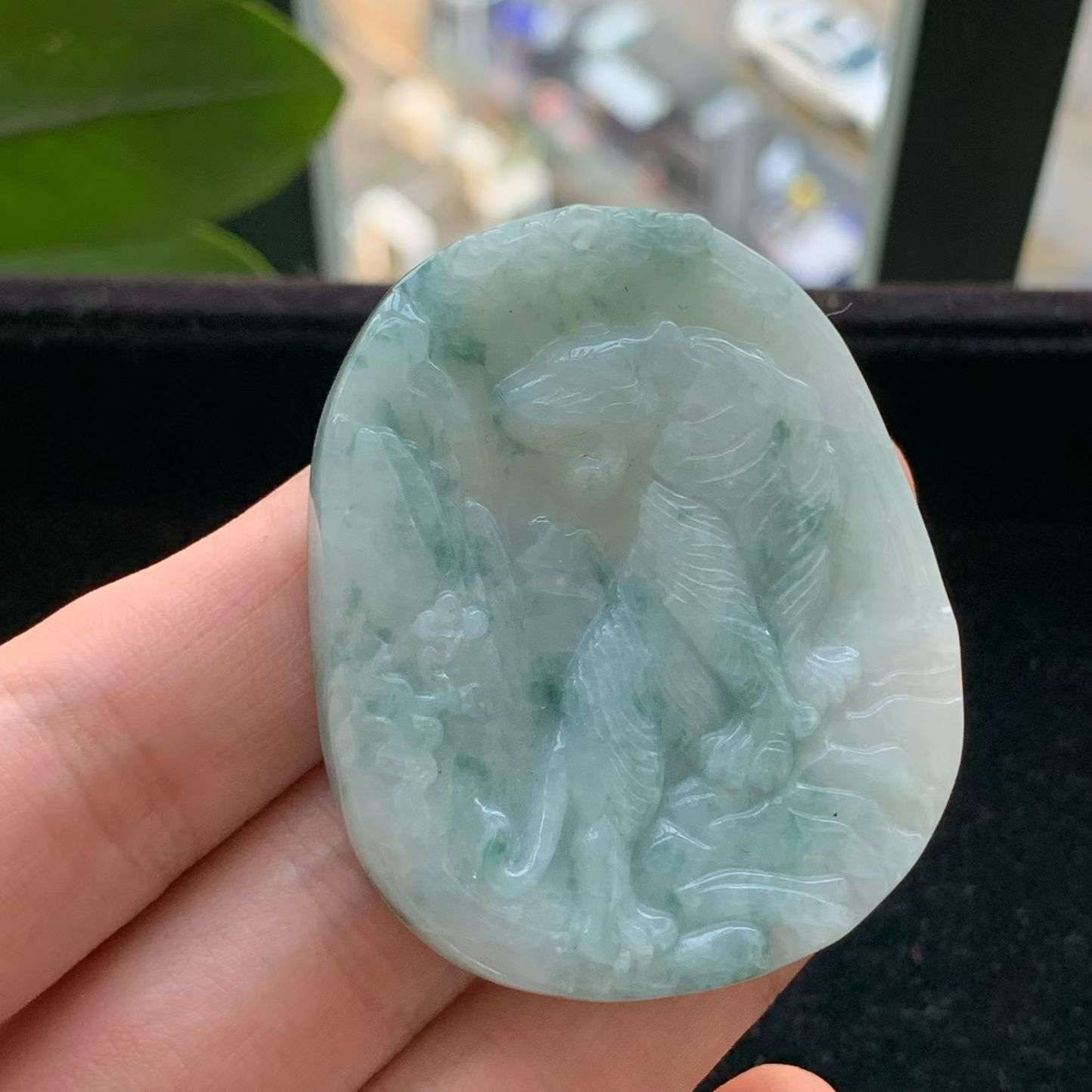 A货天然翡翠冰糯种飘花上山老虎牌吊坠重量36.74
3月19日