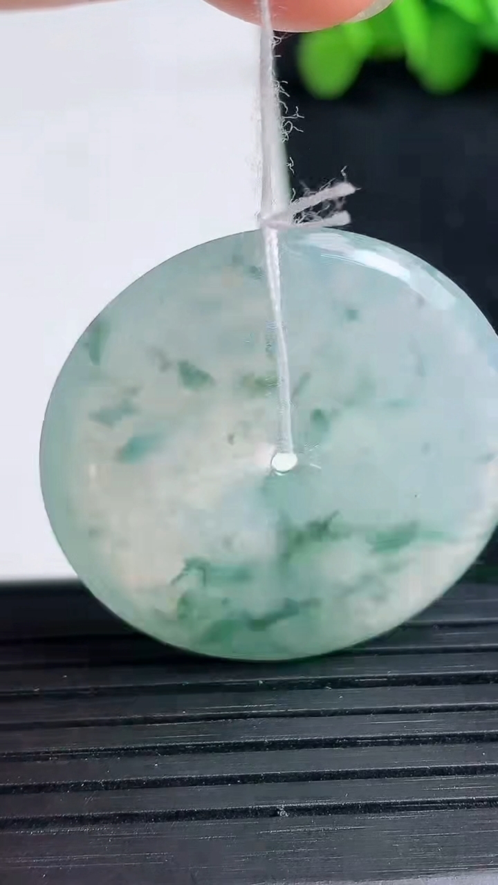 天然A货翡翠种飘花平安扣吊坠尺寸33-5重量:12.31g
3月19日