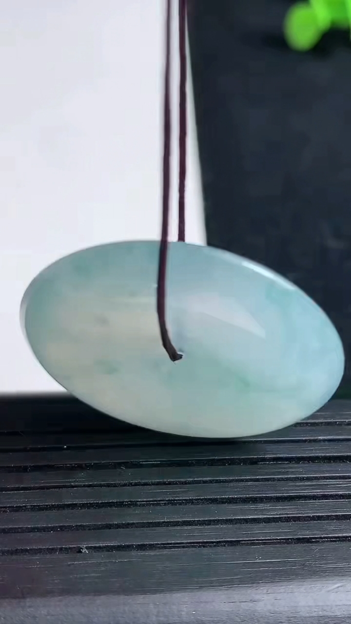 天然A货翡翠种飘花平安扣吊坠尺寸33.4-5.8重量:13.76g
3月19日