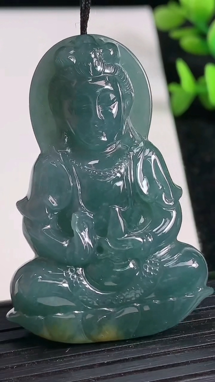 天然A货翡翠蓝水观音菩萨吊坠尺寸51.7-35-7.3重:24.79g
3月19日
322