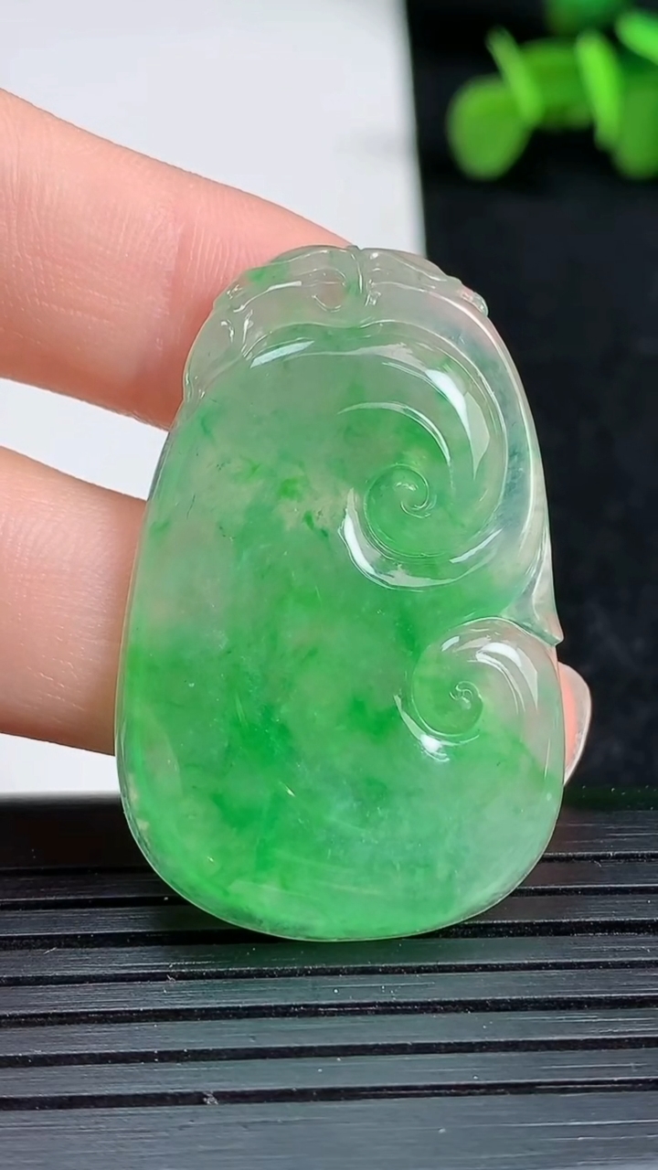 天然A货翡翠如意吊坠尺寸37.8-24.5-3.8重量:8.26g
3月19日