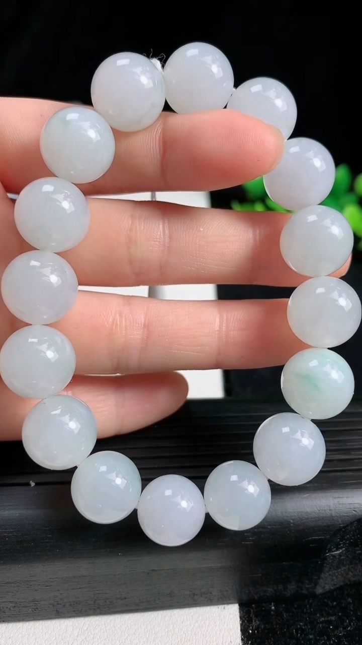 天然A货翡翠飘花圆珠手串尺寸12.2-16颗重量:53.57g3月19日
工厂直销收藏佳品,种好水足