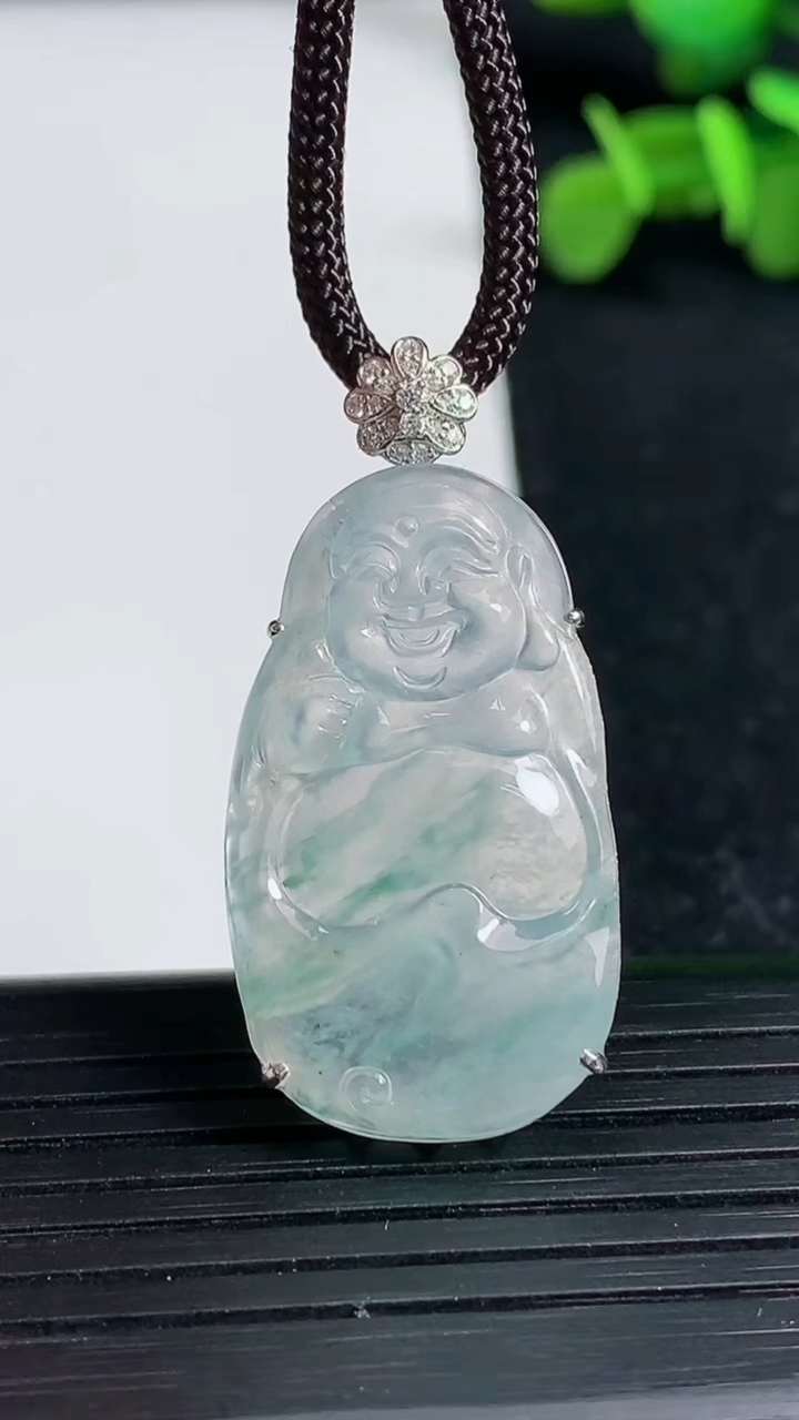 天然A货翡翠种飘花弥勒佛吊坠尺寸31-17.2-5.6重量:4.55g
3月19日