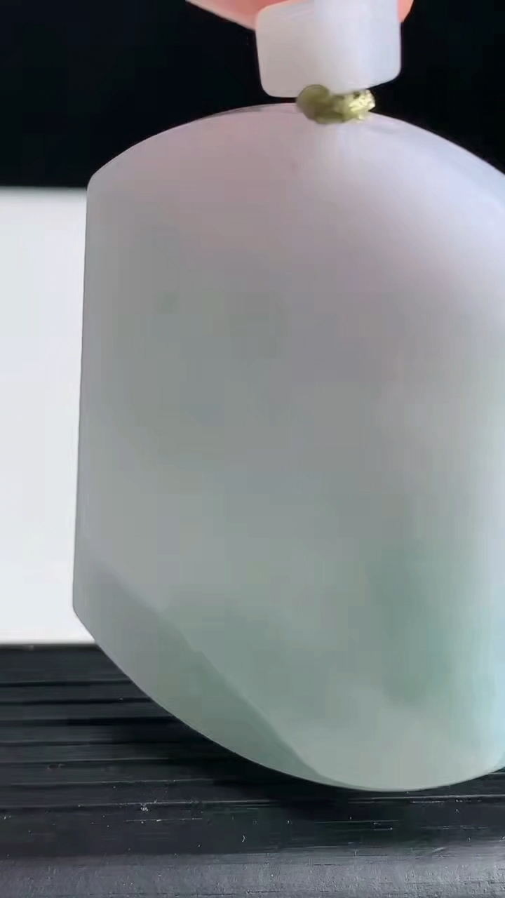 天然A货翡翠无事牌吊坠尺寸56.6-41.5-5.8重量:41.50g
3月19日