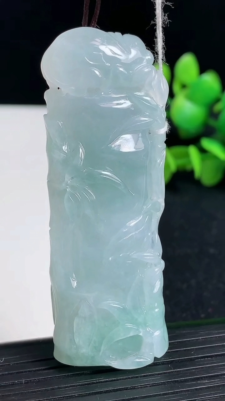 天然A货翡翠节节高升 竹节吊坠尺寸66.3-23.1-11.6重量:41.21g
3月19日