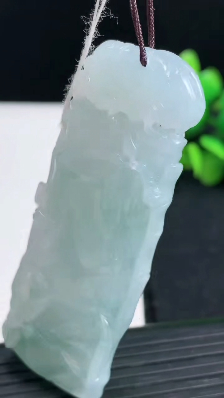 天然A货翡翠节节高升 竹节吊坠尺寸66.3-23.1-11.6重量:41.21g
3月19日