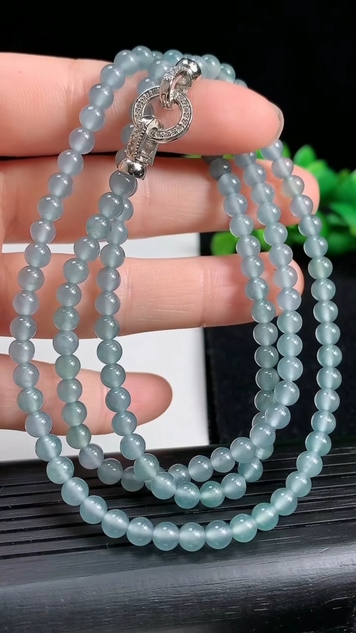 天然A货翡翠圆珠项链尺寸4.3-136颗重量:21.46g3月19日
工厂直销收藏佳品,种好水足，色泽均匀，有种有色，上手高大气！