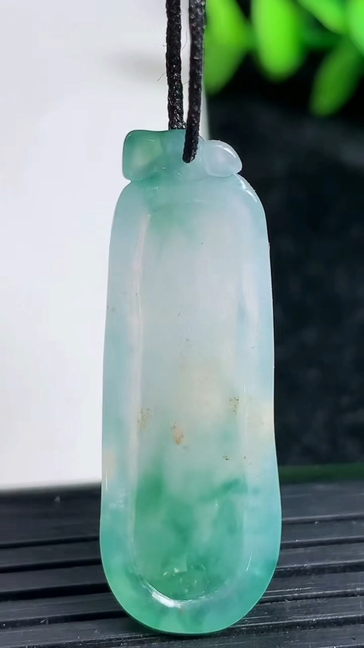 天然A货翡翠飘花福瓜吊坠尺寸39.3-15-5.2重:5.21g
3月19日
322