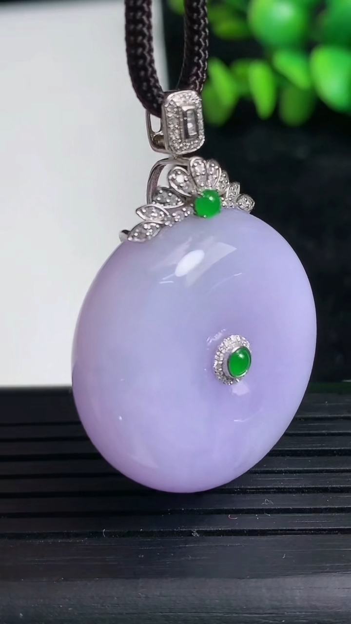 天然A货翡翠18K金紫罗兰平安扣吊坠尺寸29.8-12.1重量:24.65g
3月19日