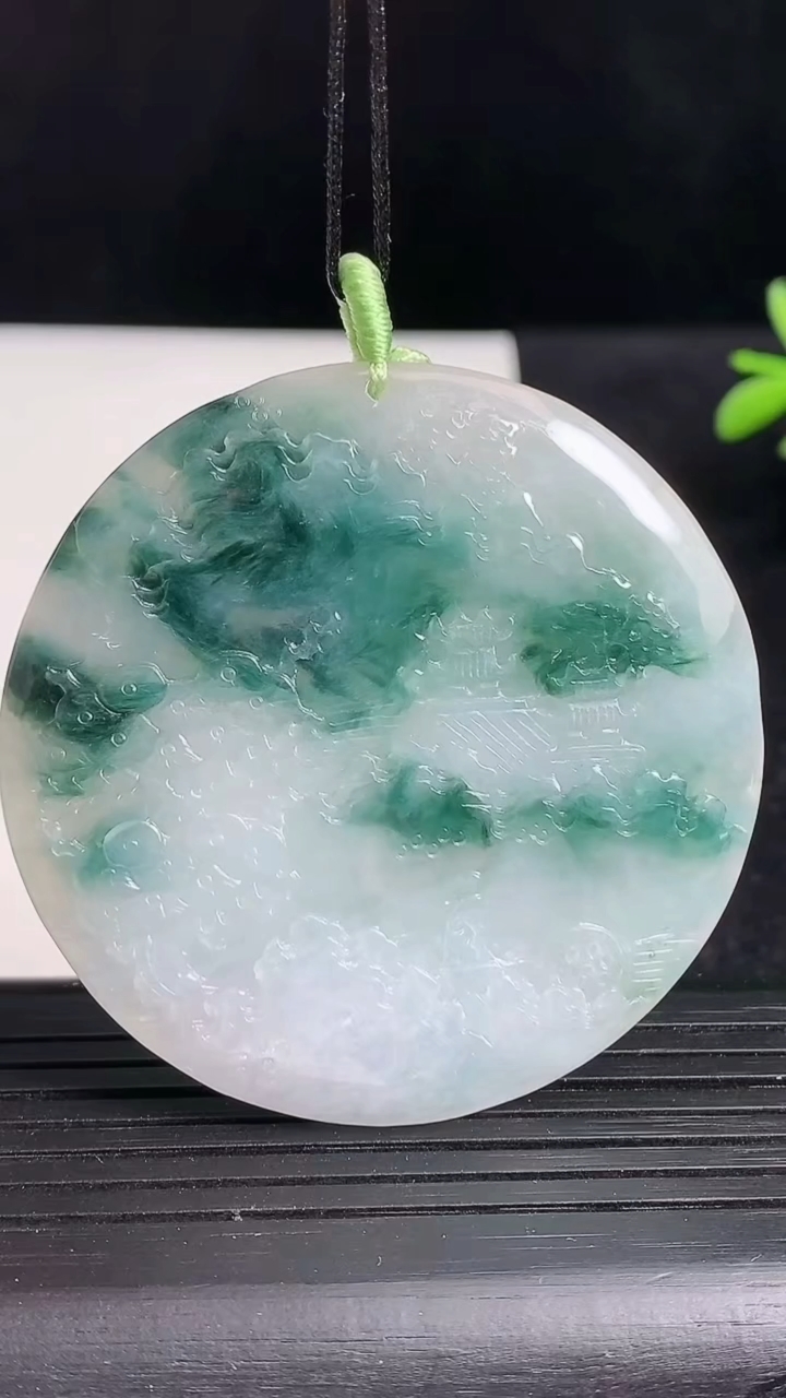 天然A货翡翠牌吊坠尺寸49-4.5重量:25.73g
3月19日