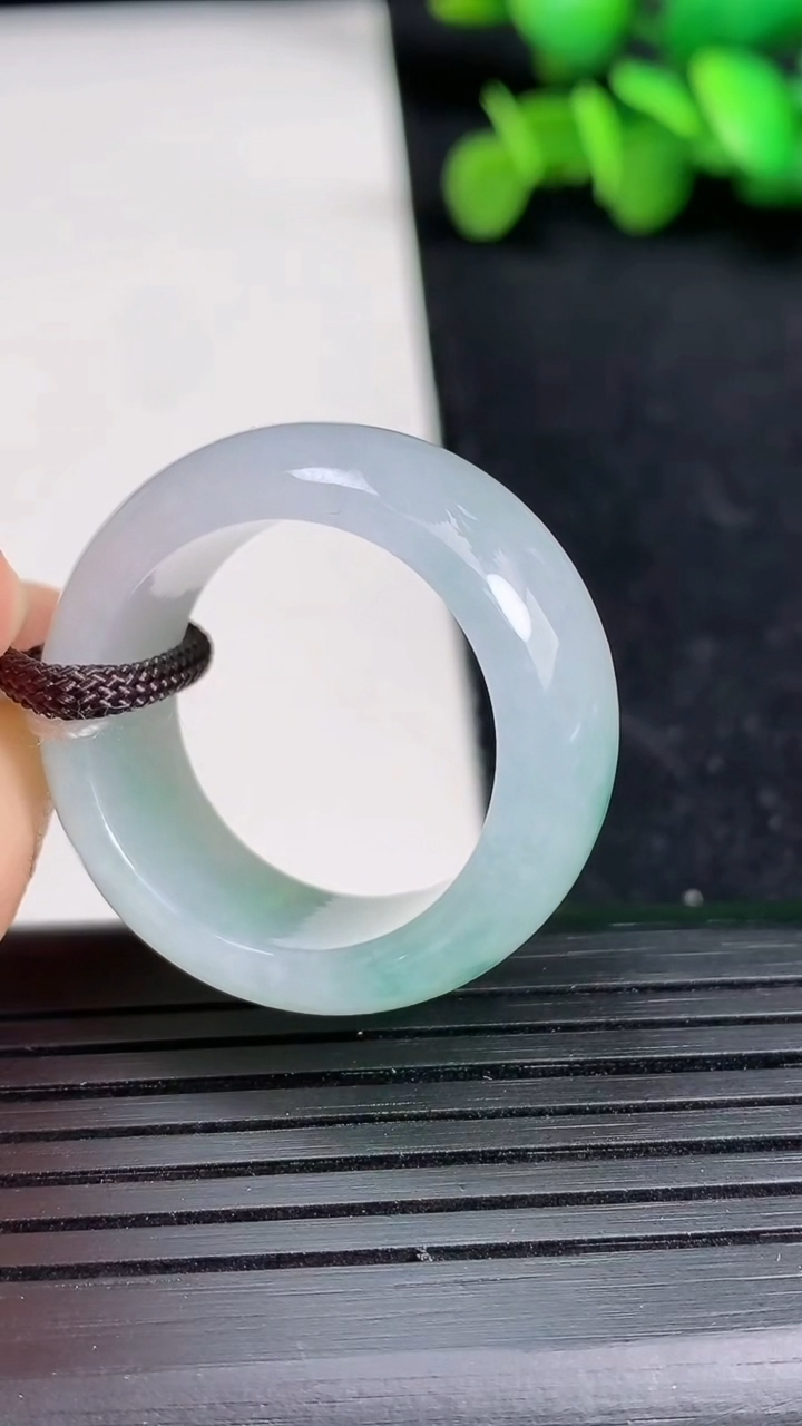 天然A货翡翠冰种飘花指环扳指尺寸21.5-11.8-4.5重量:12.23g2026年3月19日
工厂直销收藏佳品,种好水足，色泽均匀，有种有色，上手高大气！