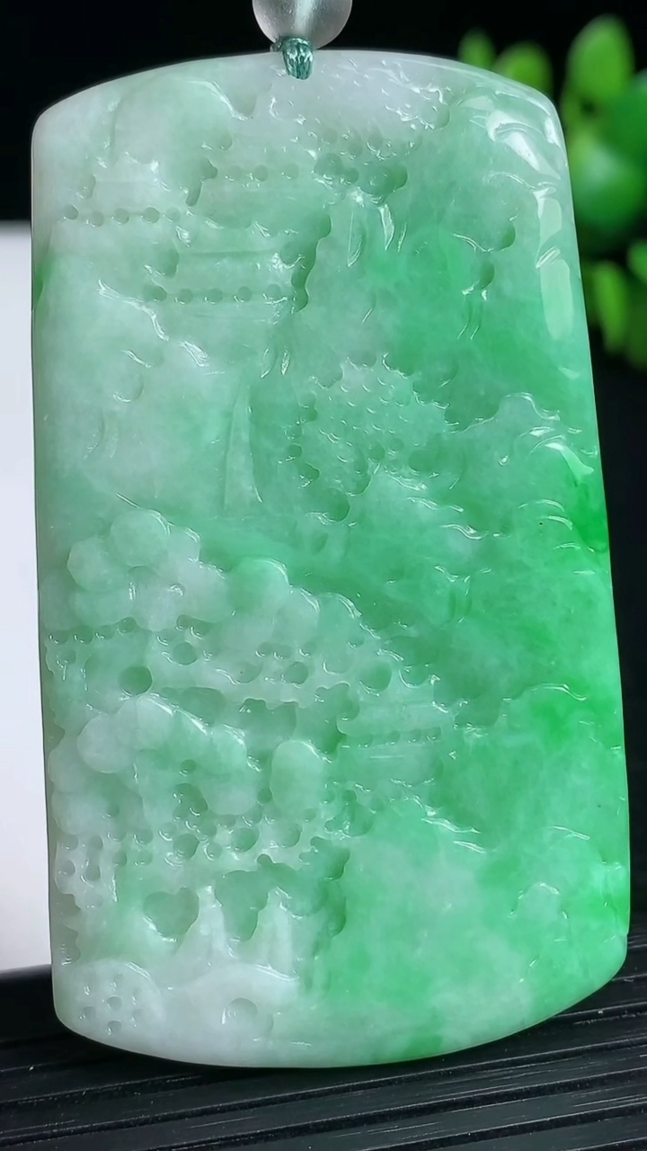 天然A货翡翠山水牌吊坠尺寸65.8-38.2-4.3重量:29.83g
3月19日