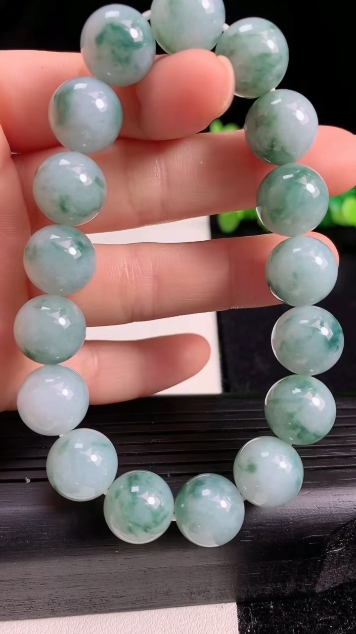 天然A货翡翠飘花圆珠手串尺寸12-17颗重量:49.90g3月19日
工厂直销收藏佳品,种好水足，色泽均匀，有种有色，上手高大气！
