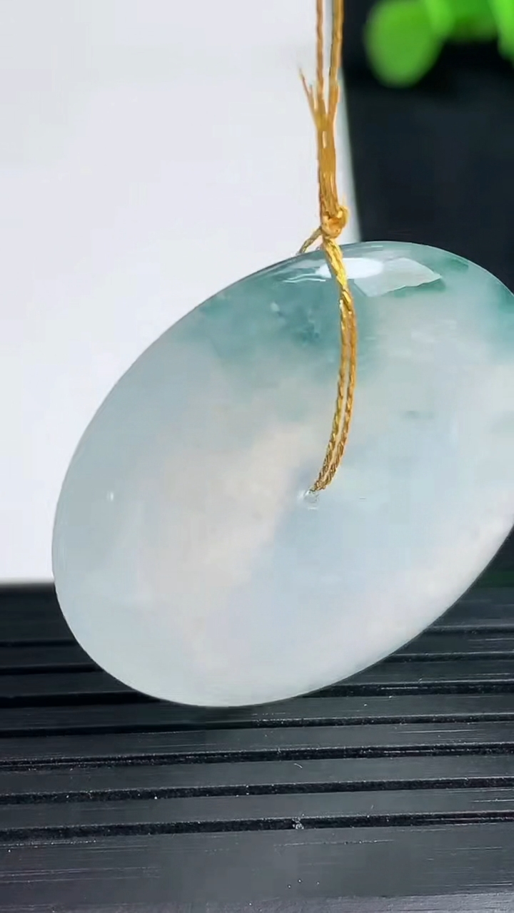 天然A货翡翠种飘花平安扣吊坠尺寸31.6-6.4重量:13.30g
3月19日