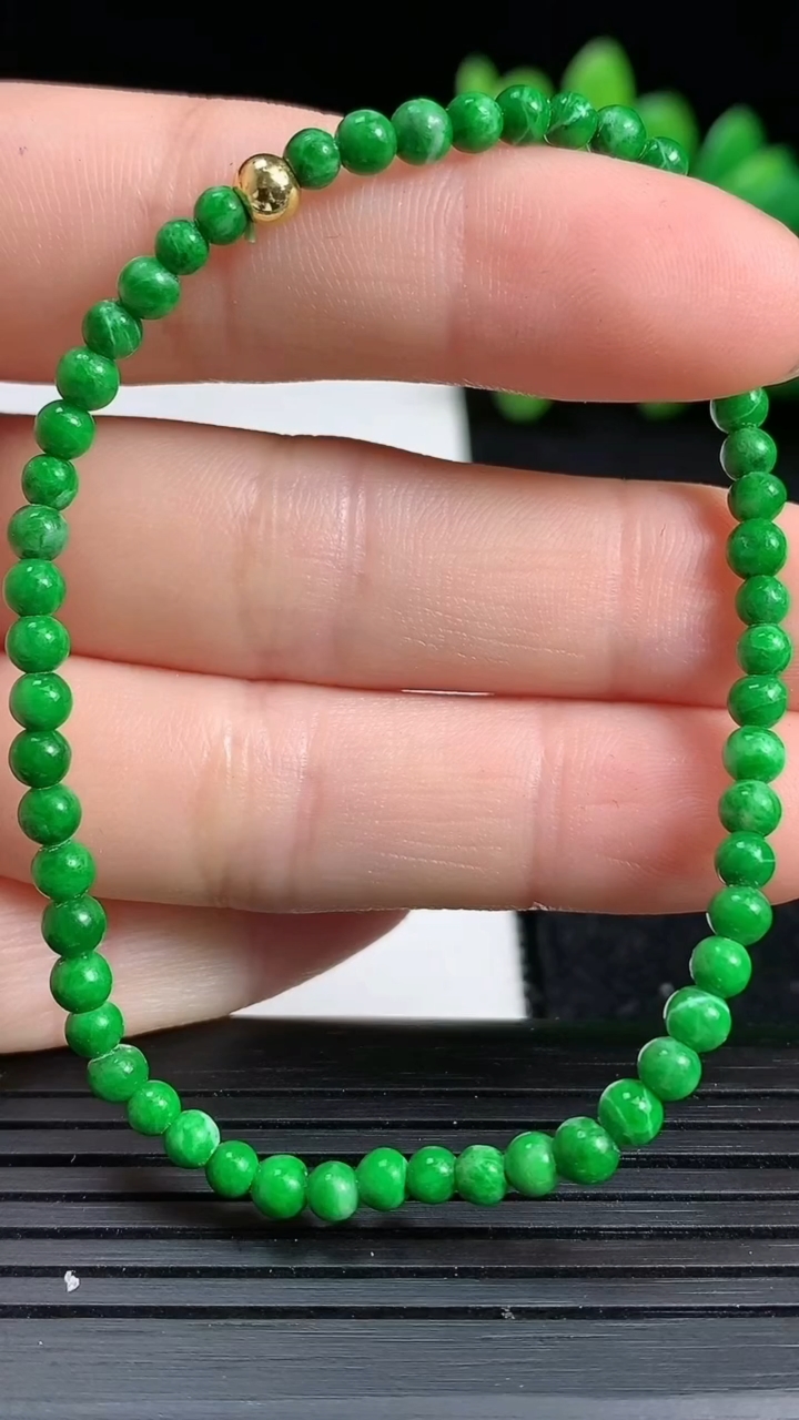 天然A货翡翠圆珠手串尺寸3.3-55颗重量:3.54g3月19日
工厂直销收藏佳品,种好水足，色泽均