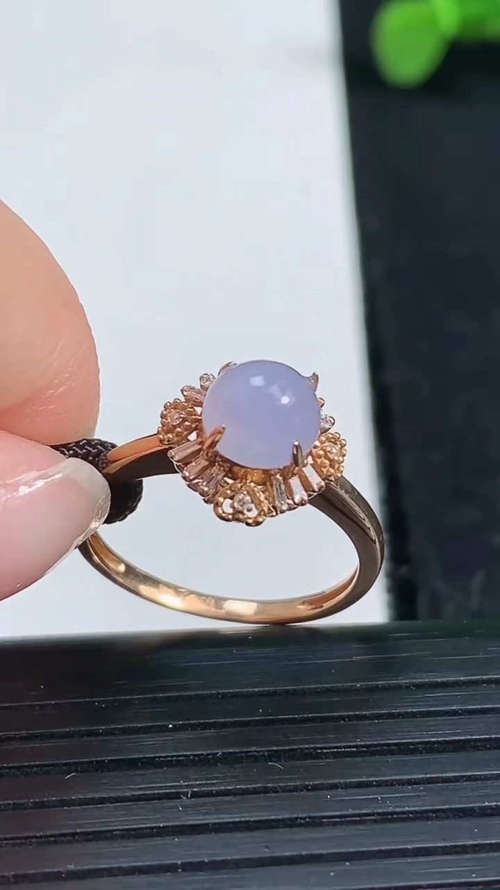 天然A货翡翠18K金紫罗兰蛋面戒指尺寸18.1-10.9-10.9裸石6.5重量:2.37g2026年3月19日
工厂直销收藏佳品,种好水足，色泽均匀，有种有色，上手高大气！