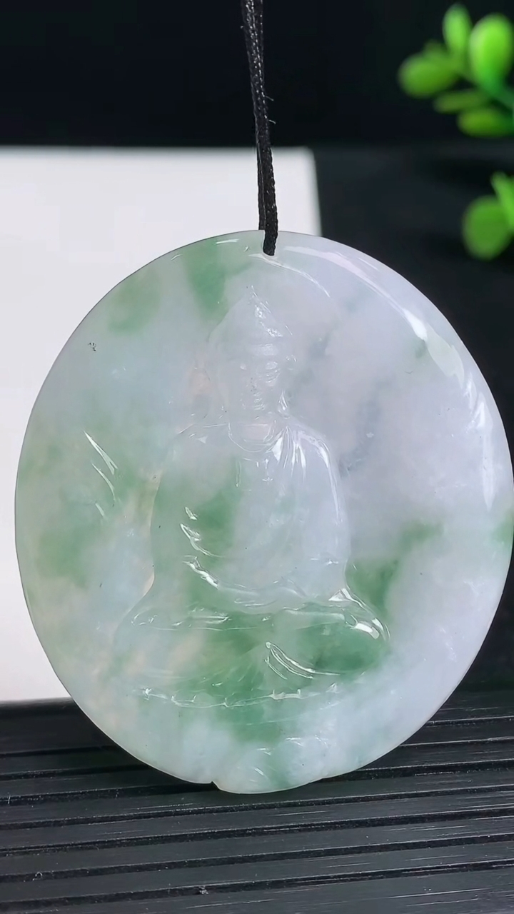 天然A货翡翠阿弥陀佛吊坠尺寸48.2-43.9-4.3重量:23.95g
3月19日