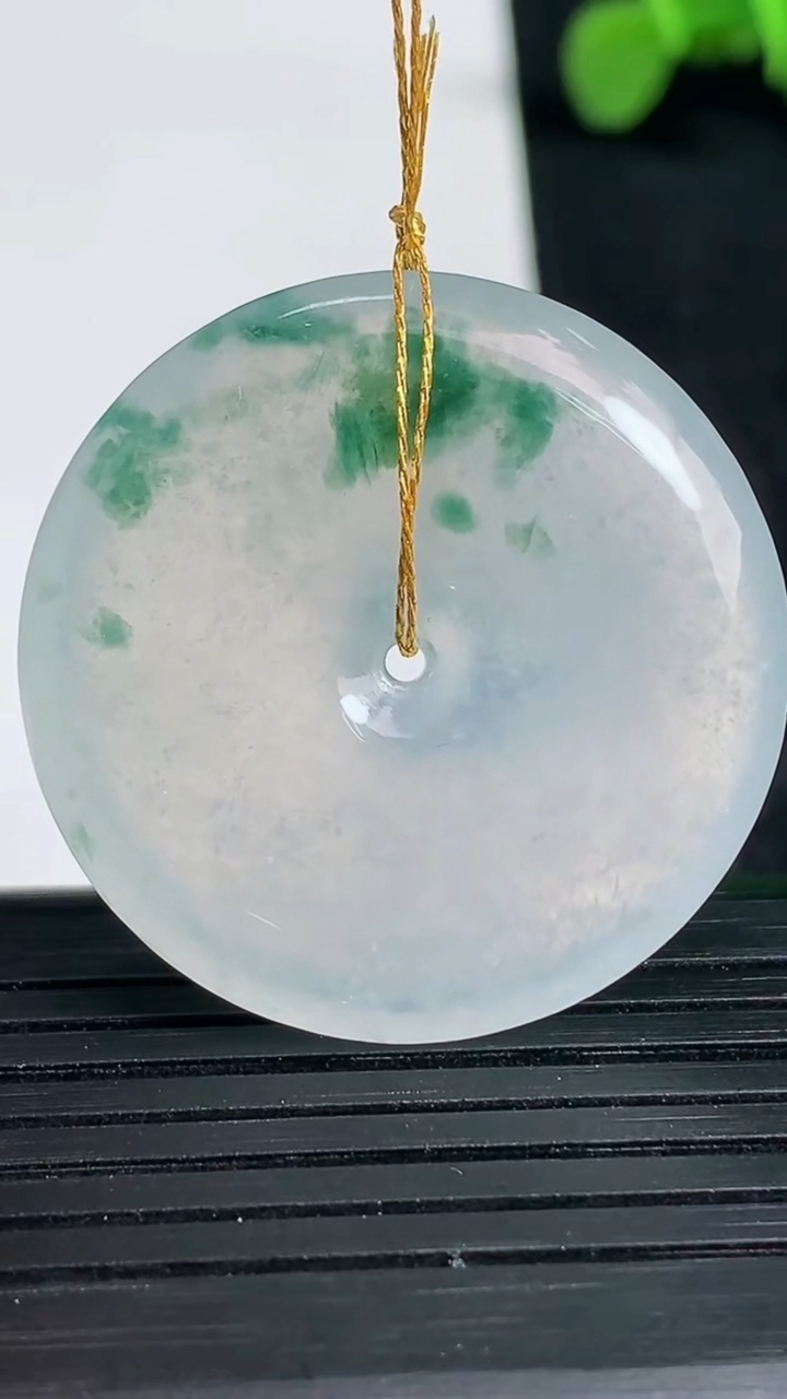 天然A货翡翠种飘花平安扣吊坠尺寸31.6-6.4重量:13.30g
3月19日