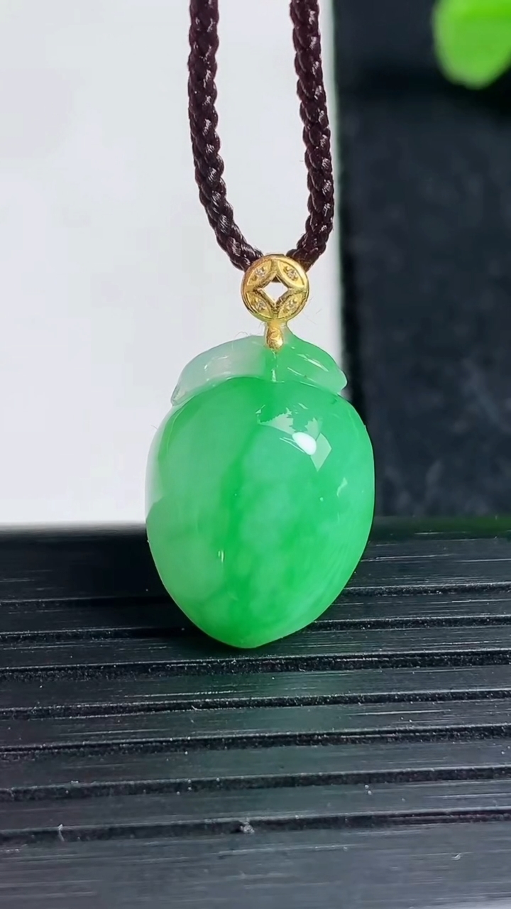 天然A货翡翠寿桃吊坠尺寸18-12.9-6.9重量:2.76g
3月19日