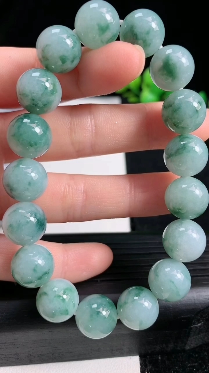 天然A货翡翠飘花圆珠手串尺寸12-17颗重量:49.90g3月19日
工厂直销收藏佳品,种好水足，色