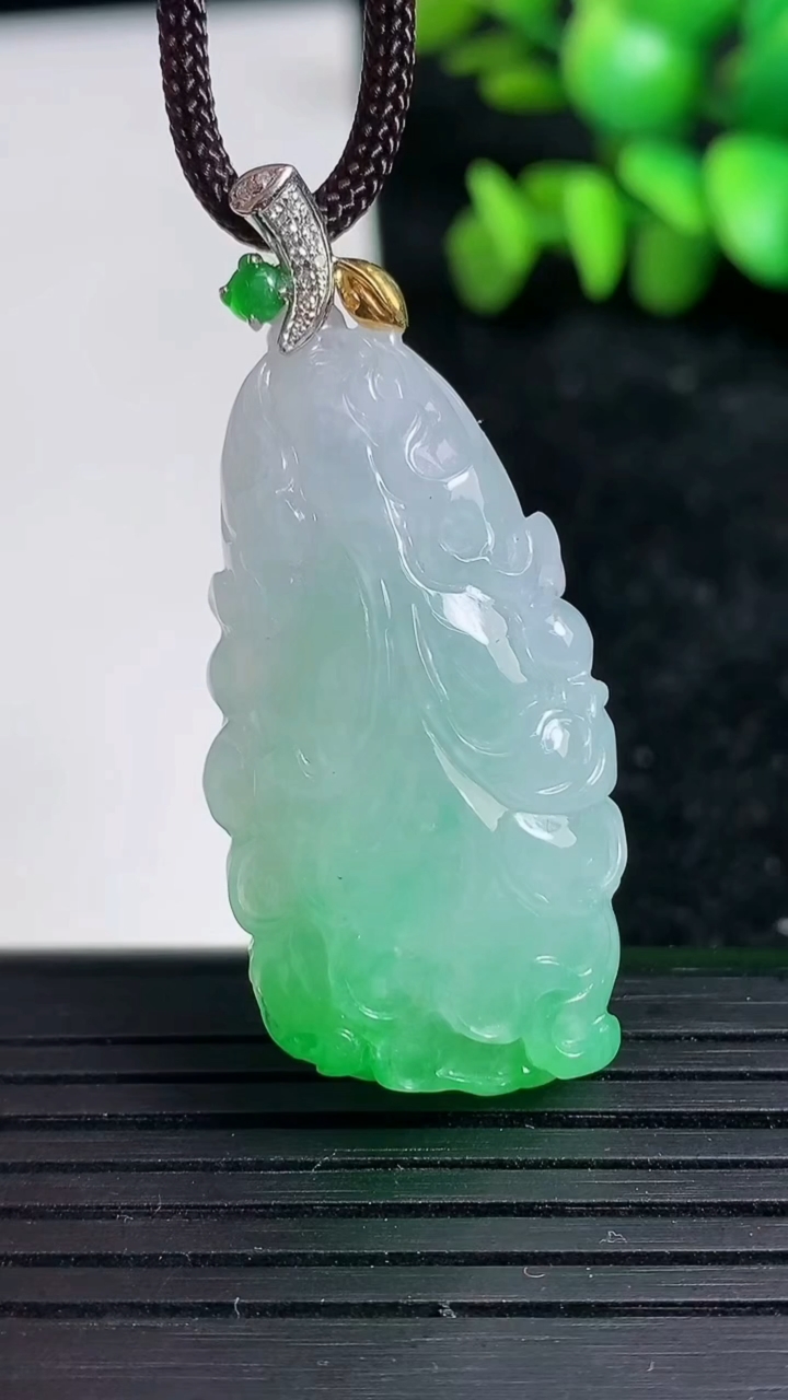 天然A货翡翠白菜吊坠尺寸40.1-19.3-9.9重量:13.37g
3月19日