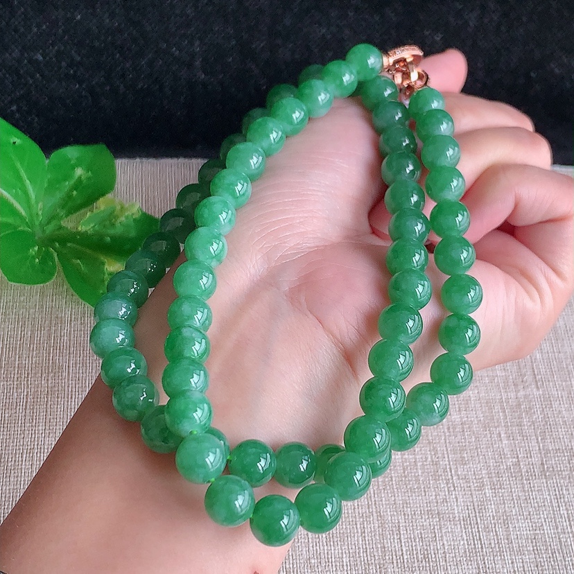 天然A货翡翠满绿圆珠项链毛衣链63颗 
尺寸8.3mm 重量71.88g 0317