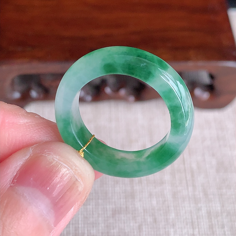 天然A货翡翠飘花素面戒指 
尺寸18-5.8-3.6mm 重量4.50g 0317