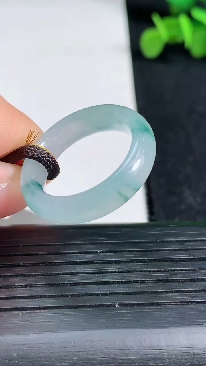 天然A货翡翠冰种飘花指环戒指尺寸18.2-5.7-3.9重量:4.08g2026年3月19日
工厂直销收藏佳品,种好水足，色泽均匀，有种有色，上手高大气！