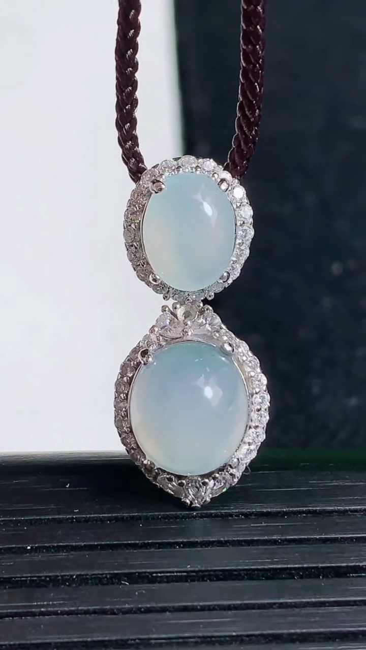 天然A货翡翠925银 飘花蛋面吊坠尺寸14.2-11.1-7.7裸石9.7-8.3重量:2.95g
3月19日