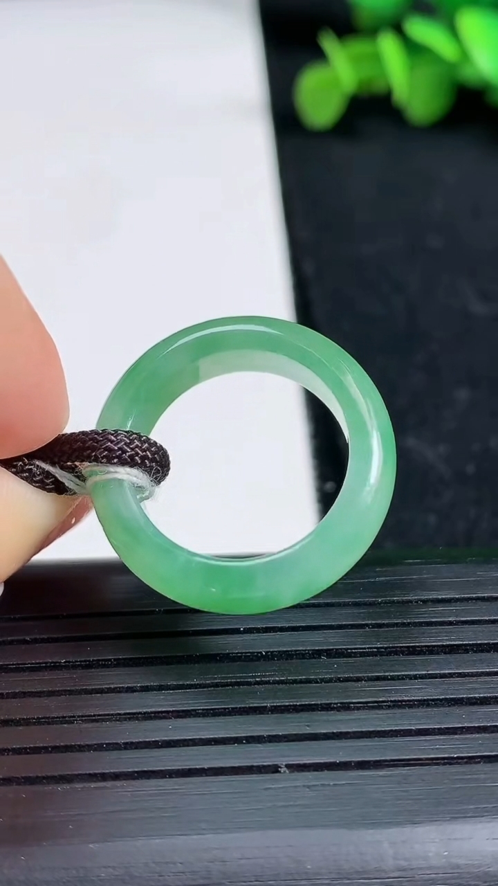 天然A货翡翠指环戒指尺寸17.5-6.2-3.5重量:4.79g2026年3月19日
工厂直销收藏佳品,种好水足，色泽均匀，有种有色，上手高大气！