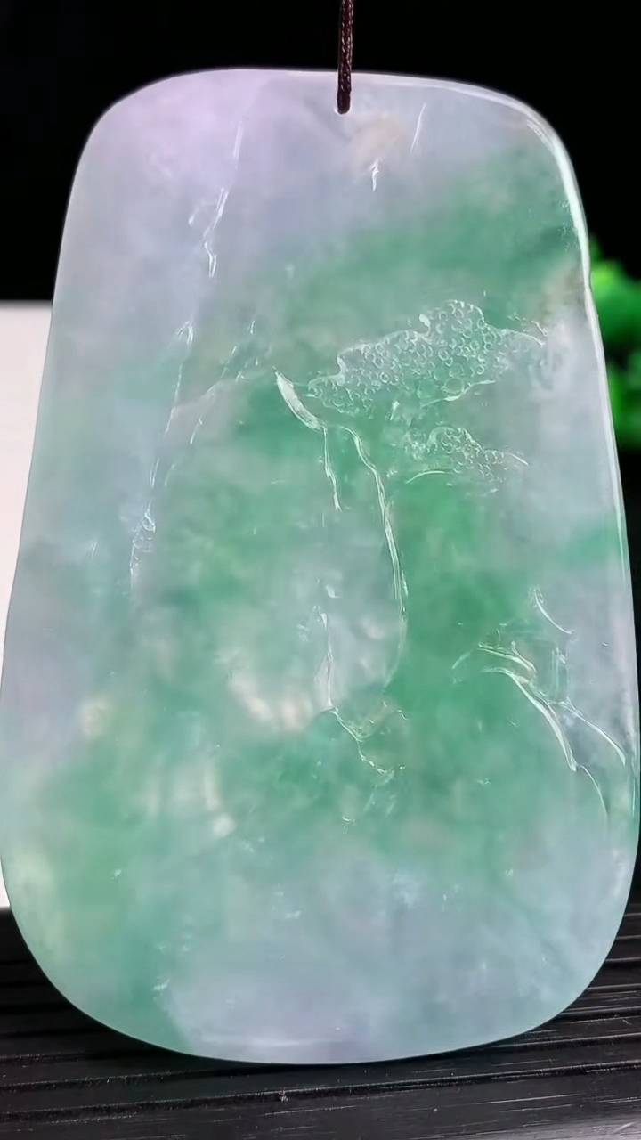 天然A货翡翠山水牌吊坠尺寸77.4-49.5-5.6重量:53.01g
3月19日