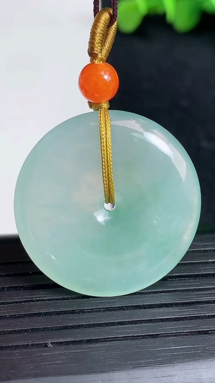 天然A货翡翠冰种飘花平安扣吊坠尺寸28.7-4.9重量:9.33g
3月19日