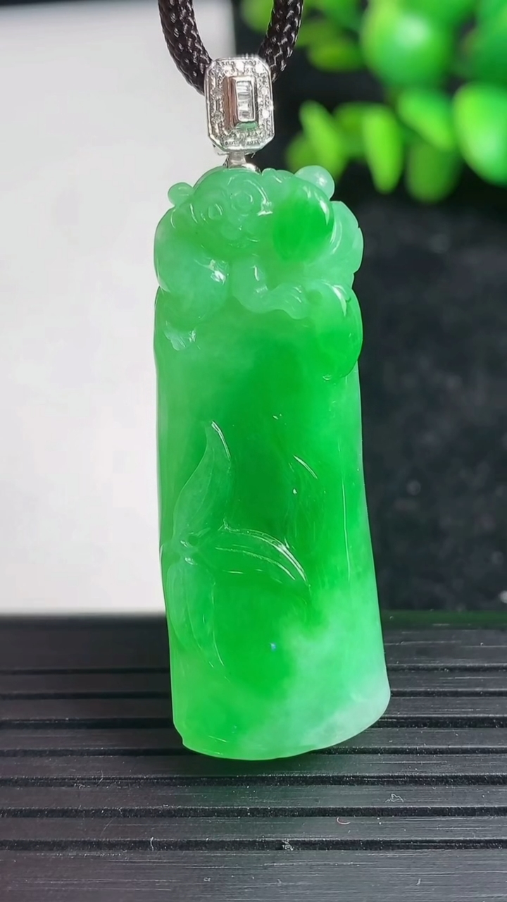 天然A货翡翠节节高升 竹节吊坠尺寸42-36.6-10重量:12.94g
3月19日