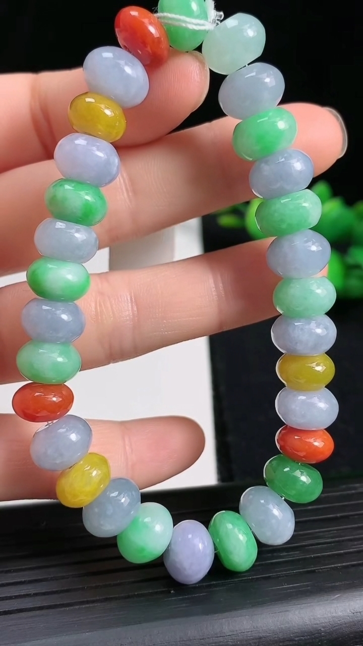 天然A货翡翠四彩算盘珠手串尺寸9.4-5.5重量:35.56g3月19日
工厂直销收藏佳品,种好水足，色泽均匀，有种有色，上手高大气！