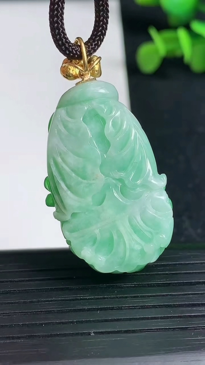 天然A货翡翠白菜吊坠尺寸35.3-20.2-10.2重量:11.71g
3月19日