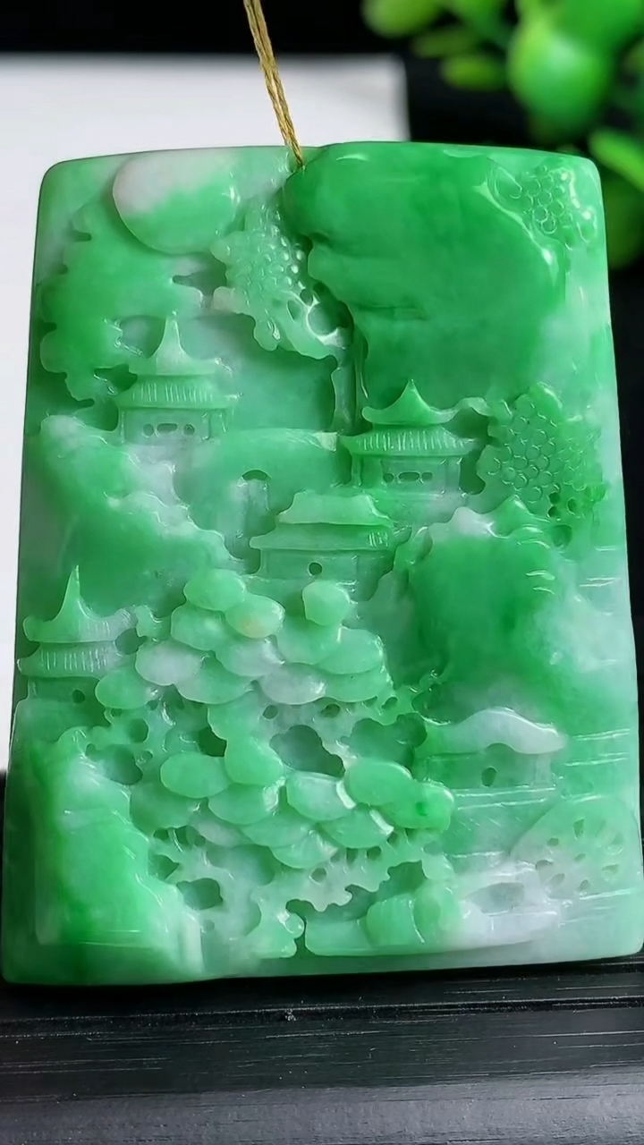 天然A货翡翠山水牌吊坠尺寸50.1-39.8-9.1重量:39.91g
3月19日