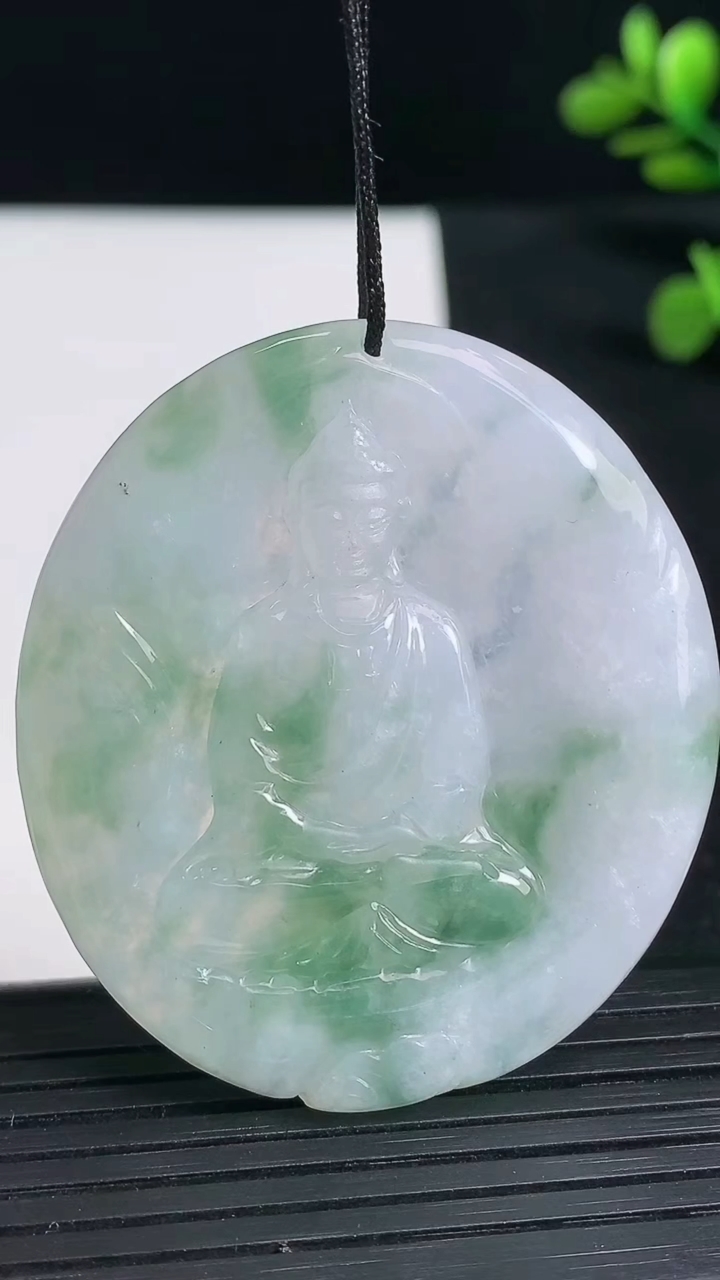 天然A货翡翠阿弥陀佛吊坠尺寸48.2-43.9-4.3重量:23.95g
3月19日