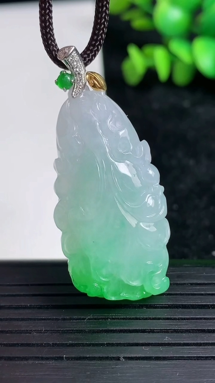 天然A货翡翠白菜吊坠尺寸40.1-19.3-9.9重量:13.37g
3月19日