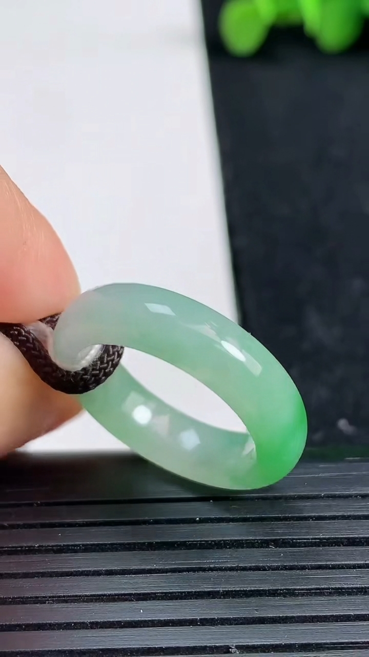 天然A货翡翠指环戒指尺寸17.7-5.6-3.6重量:4.28g2026年3月19日
工厂直销收藏佳品,种好水足，色泽均匀，有种有色，上手高大气！