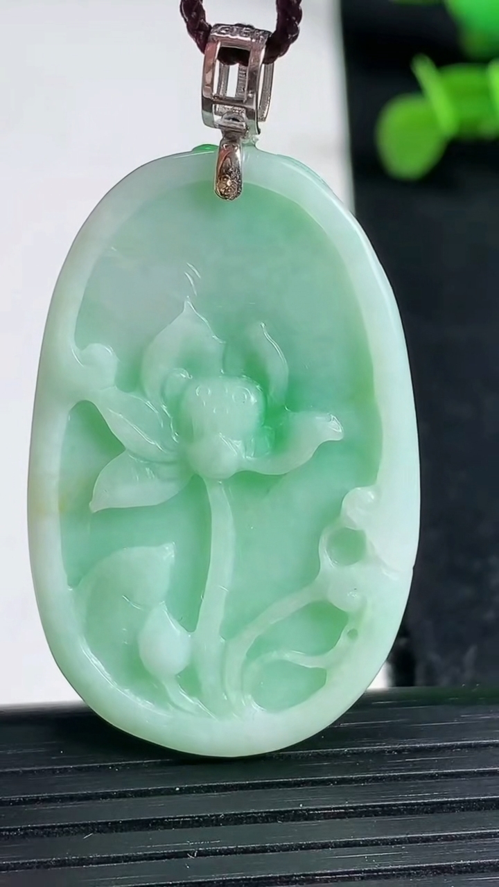 天然A货翡翠和和美美 荷叶鱼吊坠尺寸41.3-26.1-6重量:12.99g
3月19日