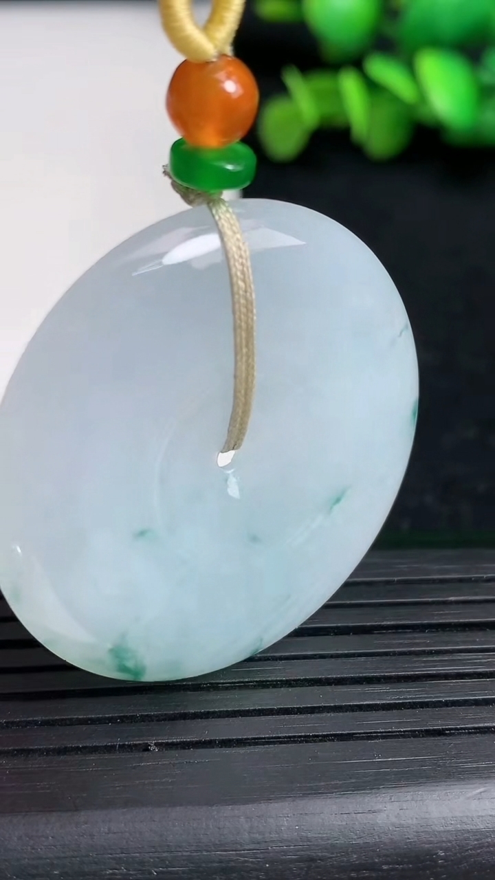 天然A货翡翠飘花平安扣吊坠尺寸39.5-5.9重量:20.95g
3月19日