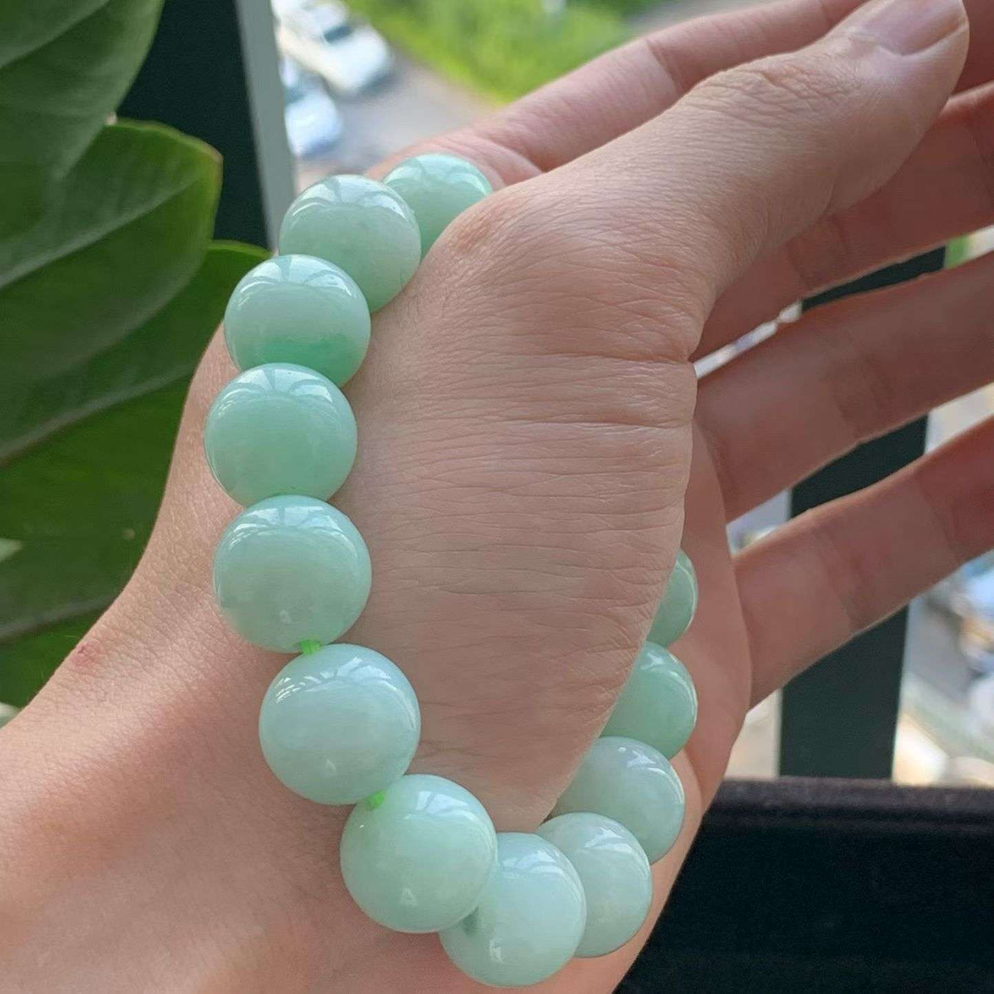 A货天然翡翠冰糯种满绿手串15颗重量71.73
3月19日