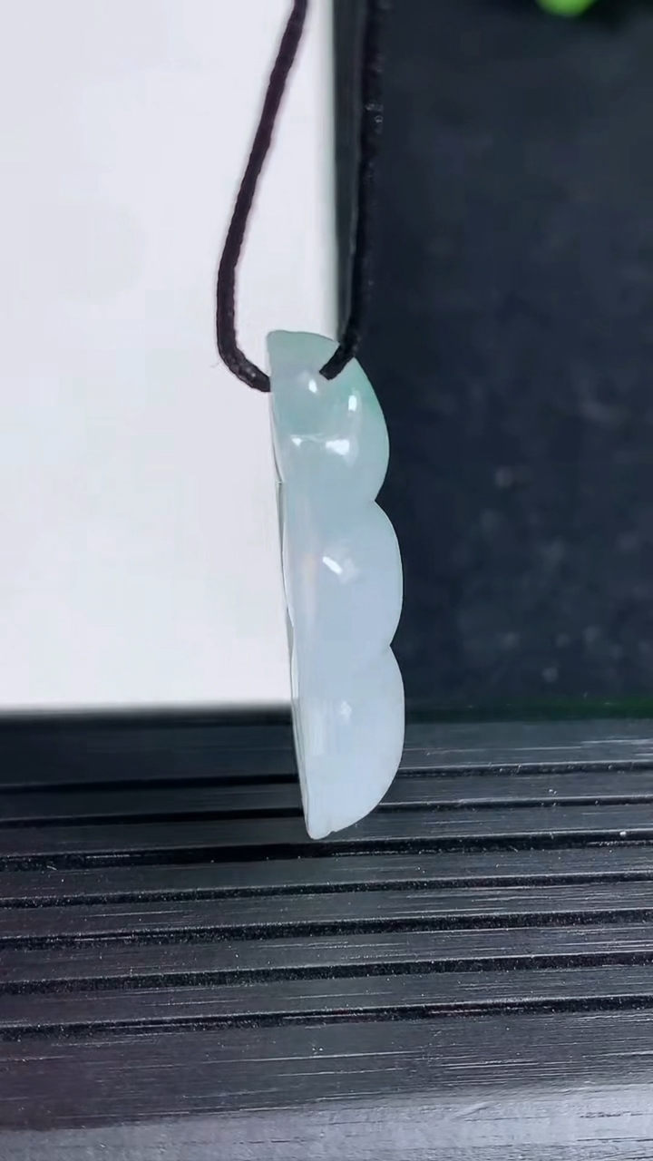 天然A货翡翠冰种飘花福豆吊坠尺寸30.3-13.5-5.9重量:4.37g
3月19日