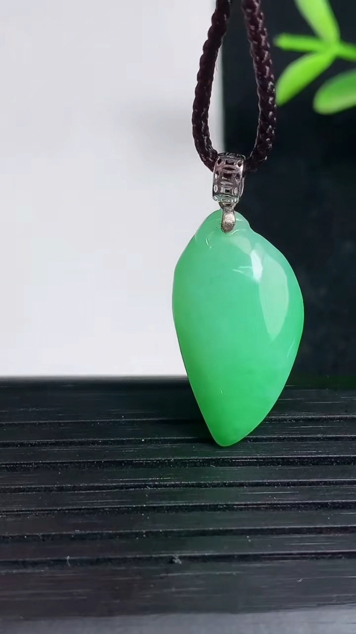 天然A货翡翠福瓜吊坠尺寸23.2-12.6-7.7重量:3.45g
3月19日