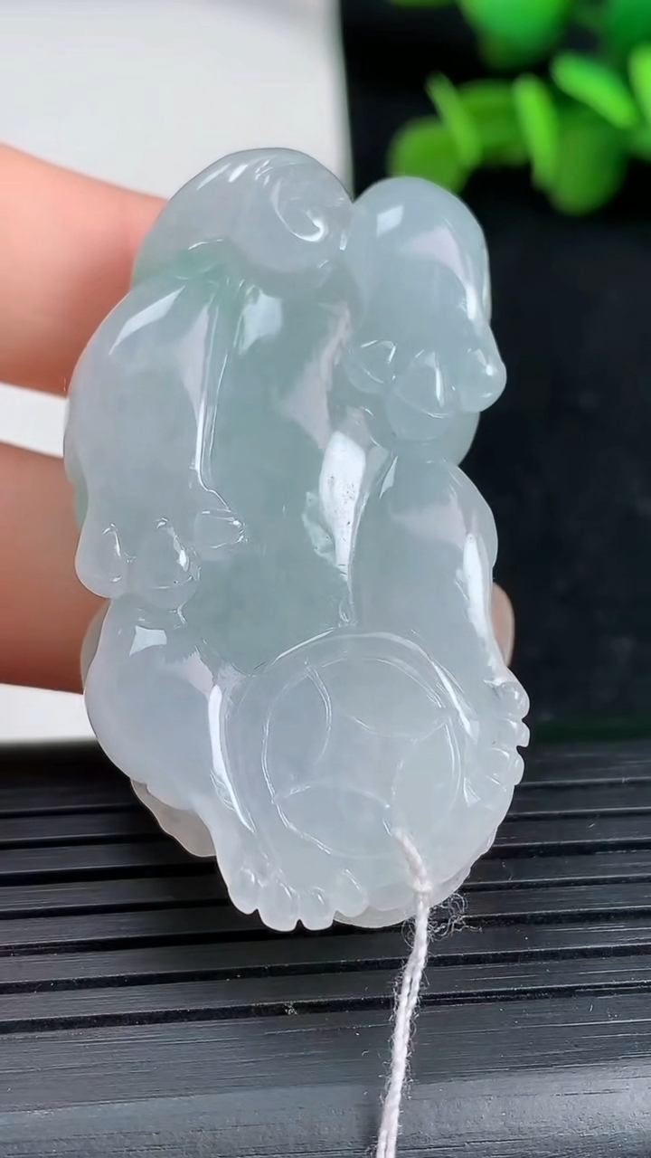 天然A货翡翠貔貅吊坠尺寸46.5-25.3-12.2重量:28.88g
3月19日