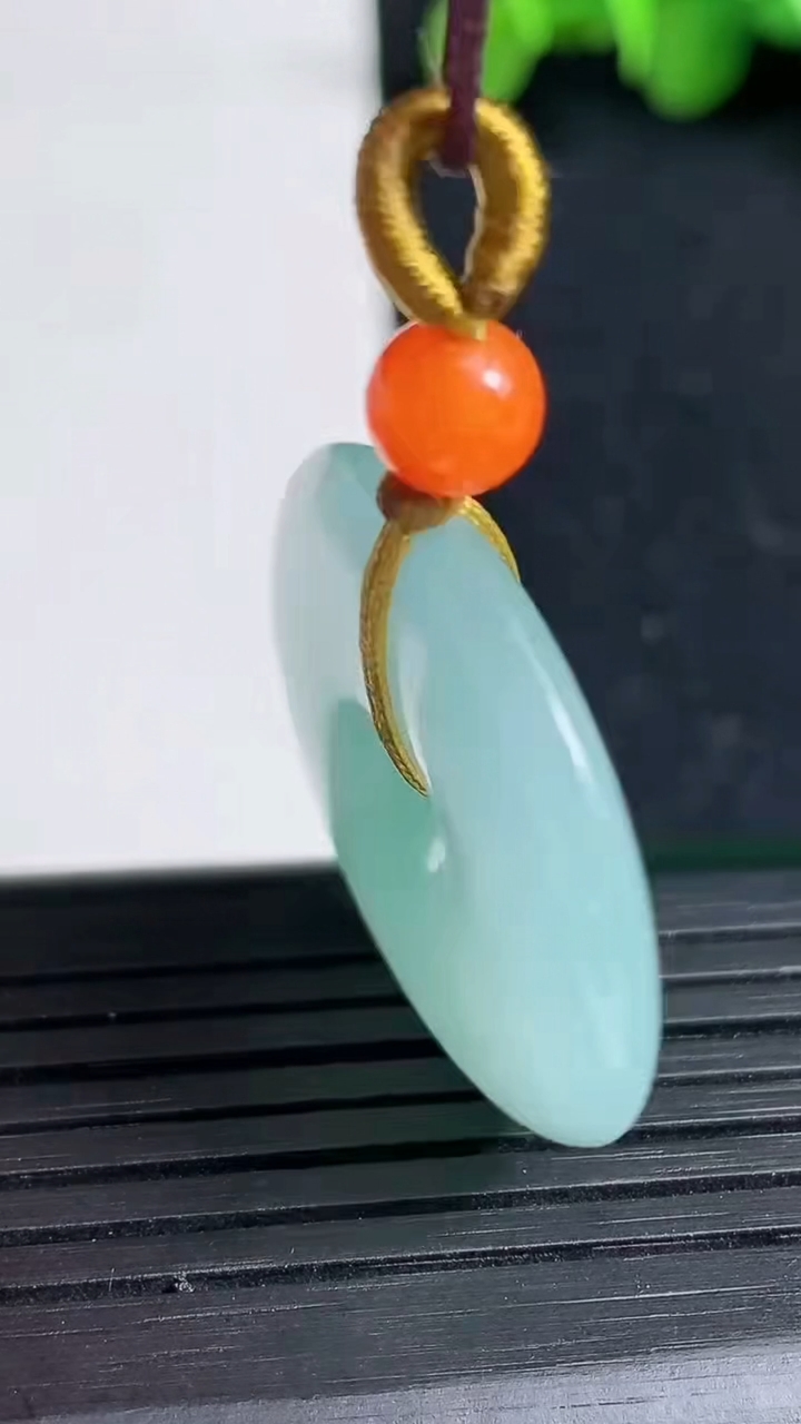 天然A货翡翠冰种飘花平安扣吊坠尺寸28.7-4.9重量:9.33g
3月19日