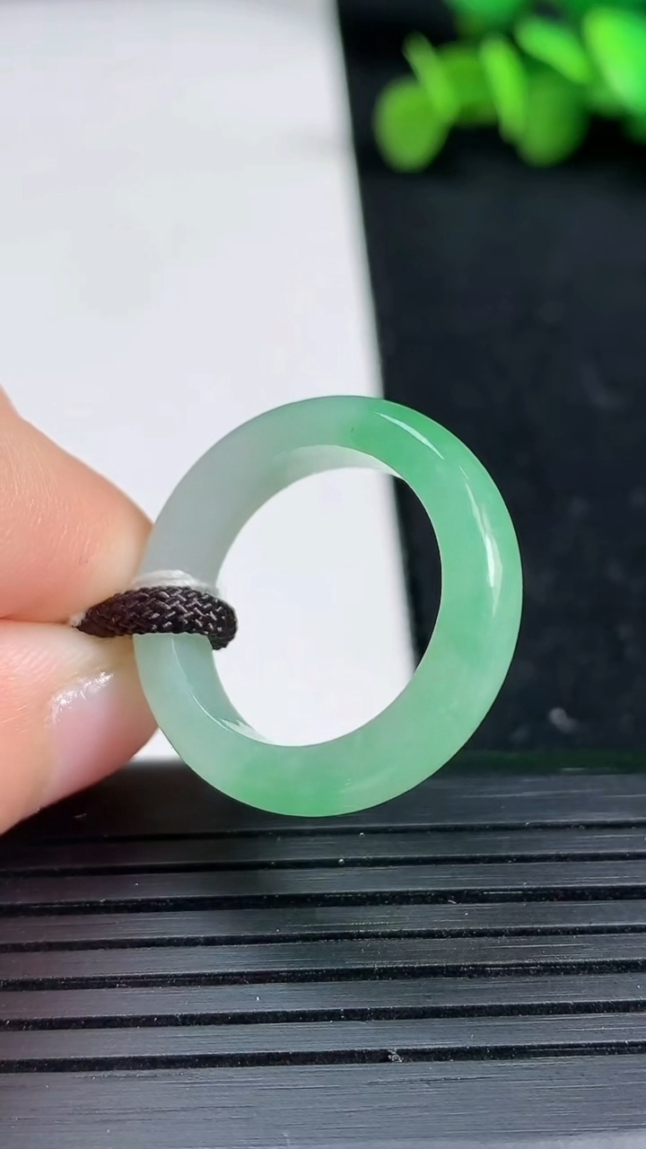 天然A货翡翠指环戒指尺寸17.6-4.9-3.5重量:3.96g2026年3月19日
工厂直销收藏佳品,种好水足，色泽均匀，有种有色，上手高大气！