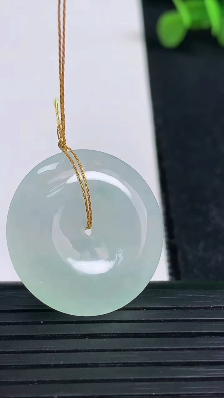 天然A货翡翠平安扣吊坠尺寸24.7-5.4重量:6.70g
3月19日