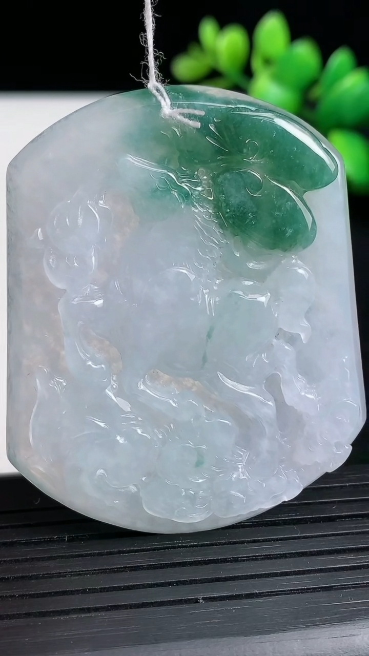 天然A货翡翠生肖马吊坠尺寸55.8-46.3-5.5重量:32.06g
3月19日