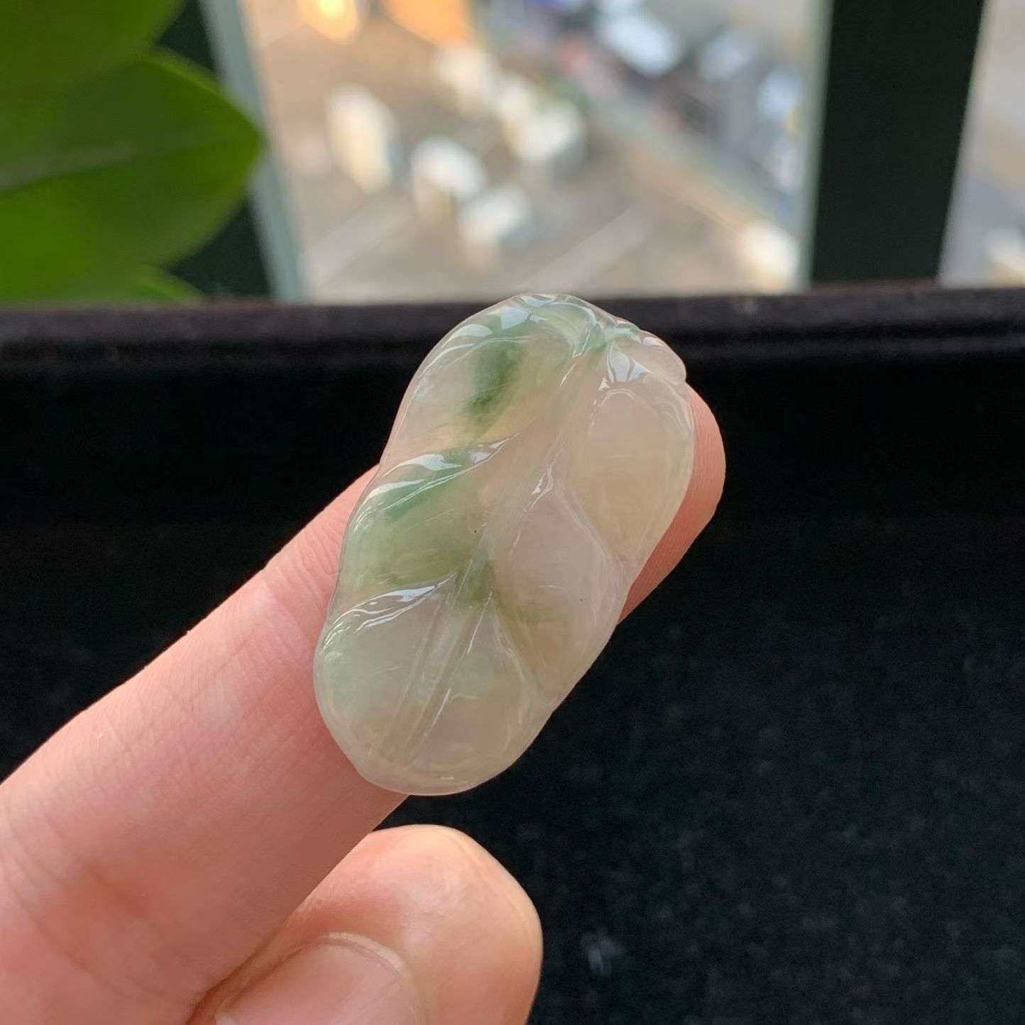 A货天然翡翠冰糯种飘绿叶子吊坠重量3.51
3月19日